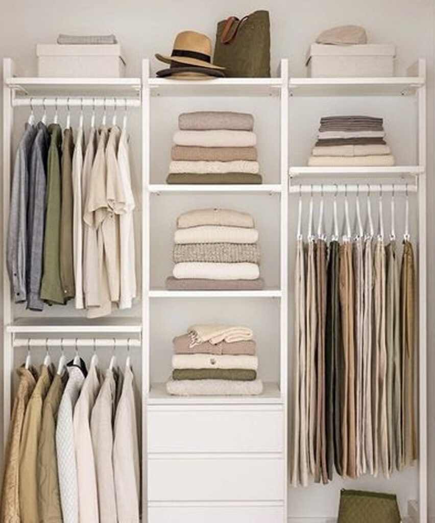 Garde-robe organisée avec vêtements, tricots, pantalons et accessoires aux tons neutres